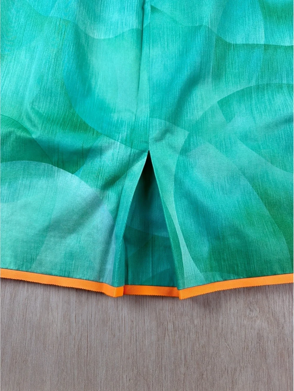 Elie Tahari Green Abstract Pleated Sheath Dress | Sleeveless Cocktail | Size 6